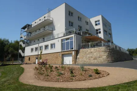 Außenanlage & Teich des Seniorenheims in Tschechien