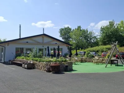 Außenanlage & Teich des Seniorenheims in Tschechien