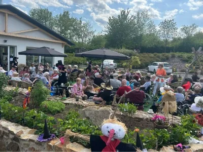Außenanlage & Teich des Seniorenheims in Tschechien