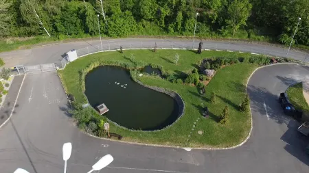 Außenanlage & Teich des Seniorenheims in Tschechien