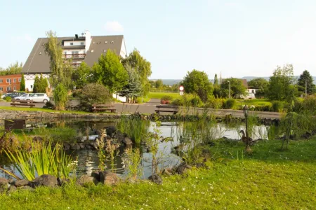 Außenanlage & Teich des Seniorenheims in Tschechien