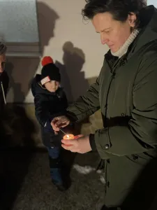 Einschalten der Lichter am Weihnachtsbaum