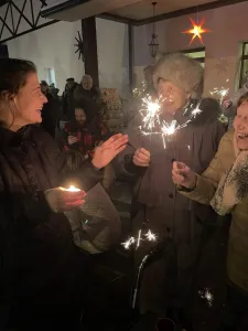 Einschalten der Lichter am Weihnachtsbaum