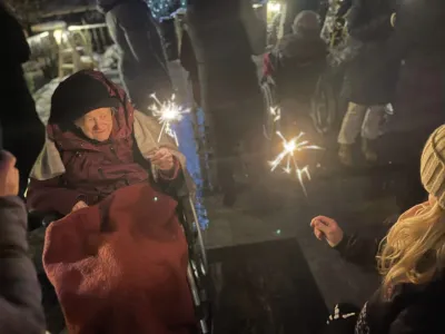 Einschalten der Lichter am Weihnachtsbaum