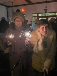 Einschalten der Lichter am Weihnachtsbaum