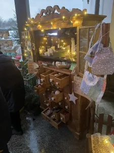 Einschalten der Lichter am Weihnachtsbaum