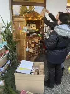 Einschalten der Lichter am Weihnachtsbaum